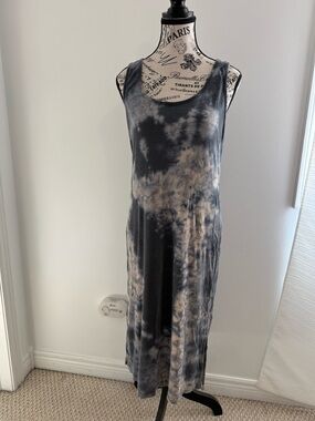 Treasure & Bond Tie-Dye Maxi Dress in Charcoal and Beige